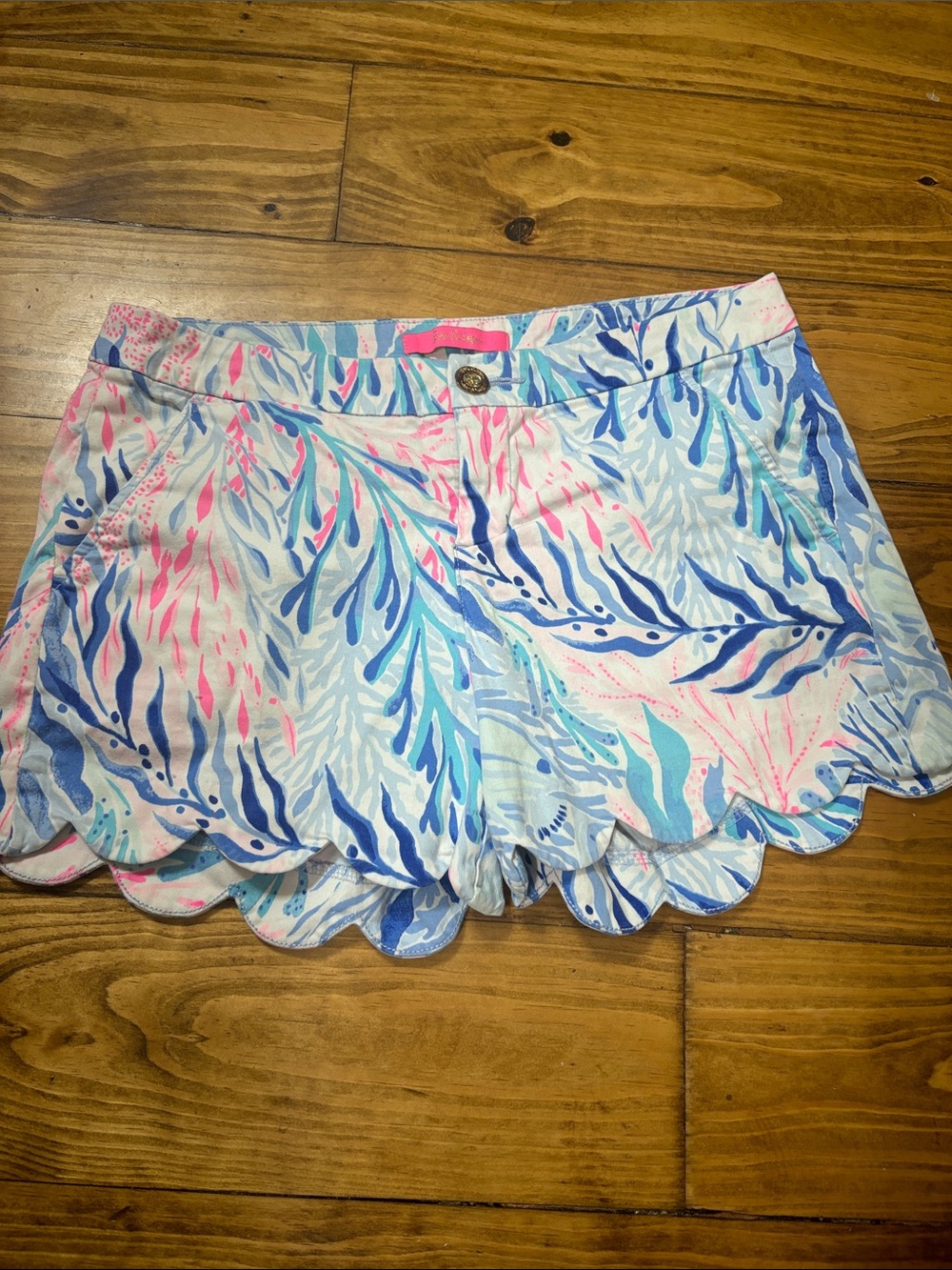 Lilly Pulitzer Size 4 Women’s Shorts in Pink and Blue Coral Pattern